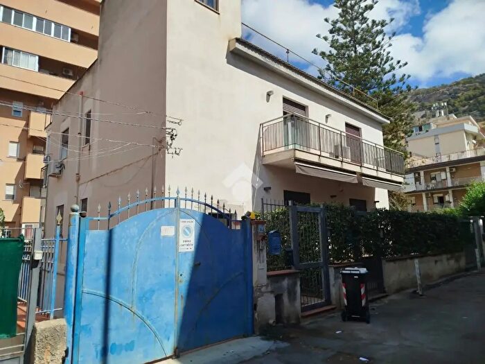 Appartamento quadrilocale in vendita in Via Dietro La Parrocchia, Palermo