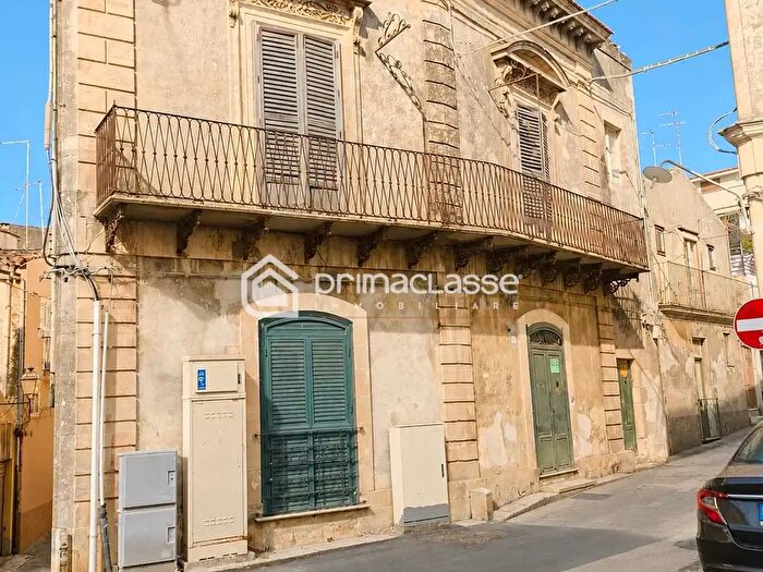 Casa con 6 locali in vendita in Modica