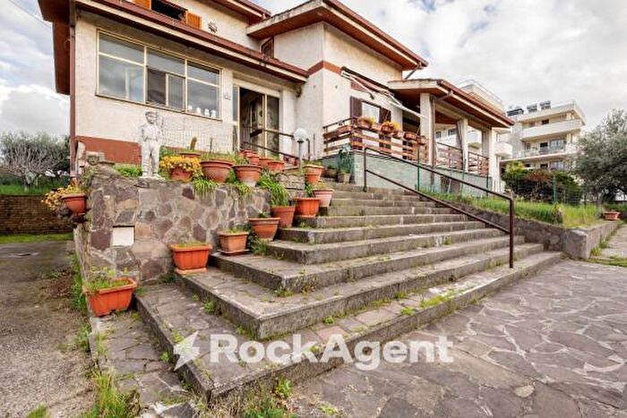 Casa con 6 locali in vendita in Via di Valle Muricana, Roma