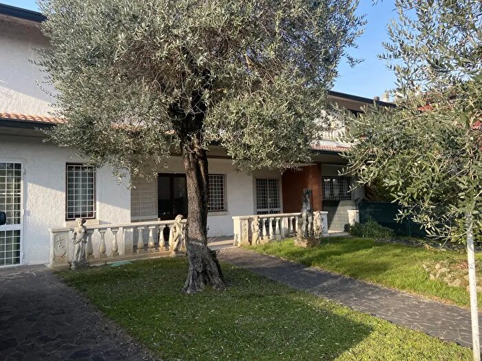 Casa con 6 locali in vendita in Viale Roma, Torri Di Quartesolo
