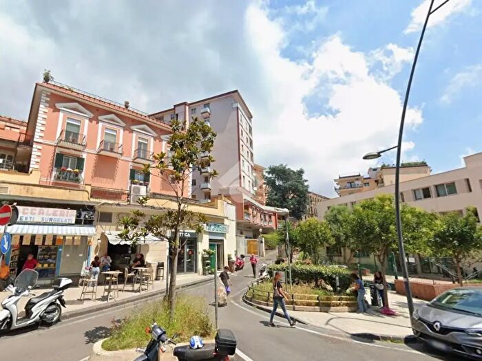 Appartamento con 5 locali in vendita in Piazzetta Arenella, Napoli