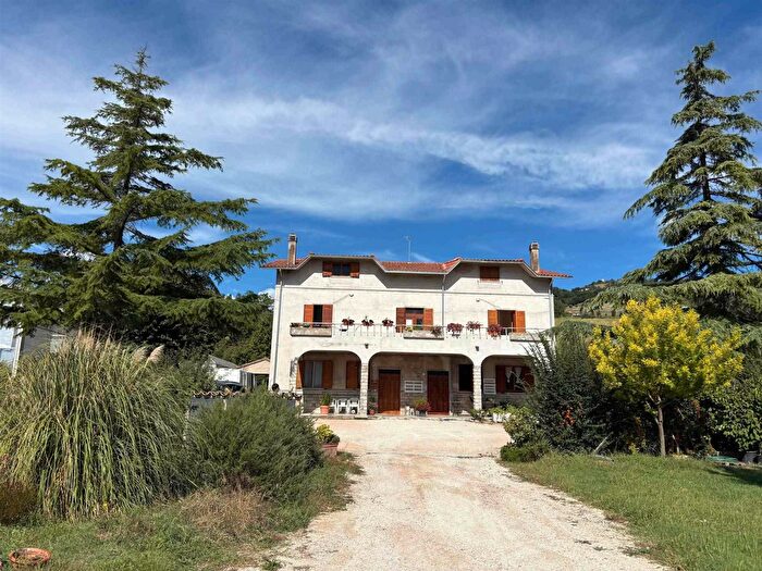 Casa con 10 locali in vendita in San Severino Marche