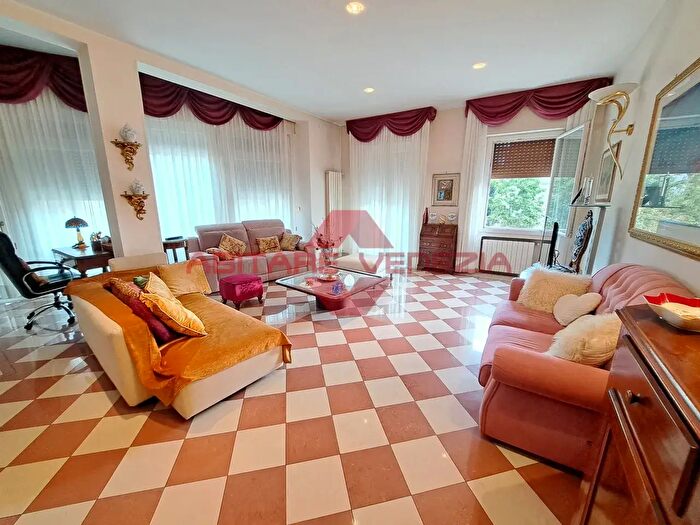 Appartamento con 5 locali in vendita in Gran Viale Santa Maria Elisabetta, Venezia