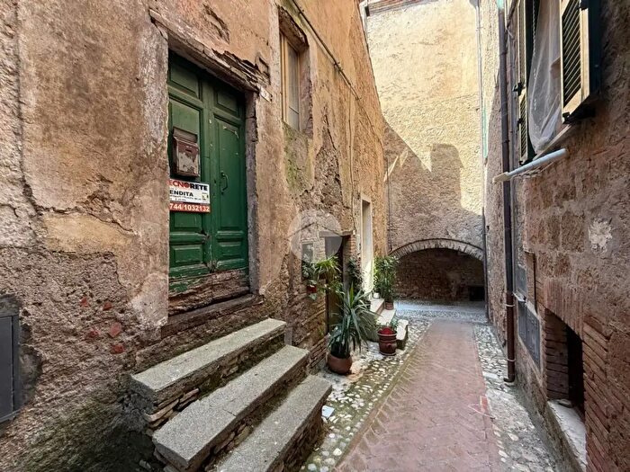 Appartamento trilocale in vendita in Vicolo Cruciani, Collevecchio