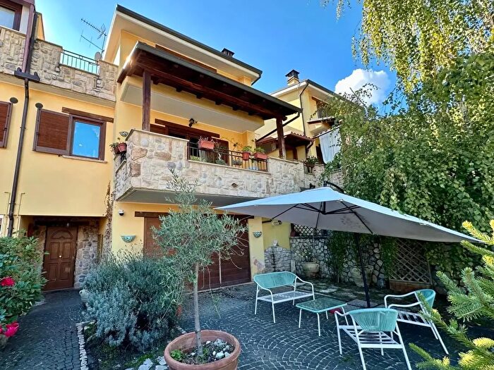 Casa con 5 locali in vendita in Via Vascarella, L'Aquila