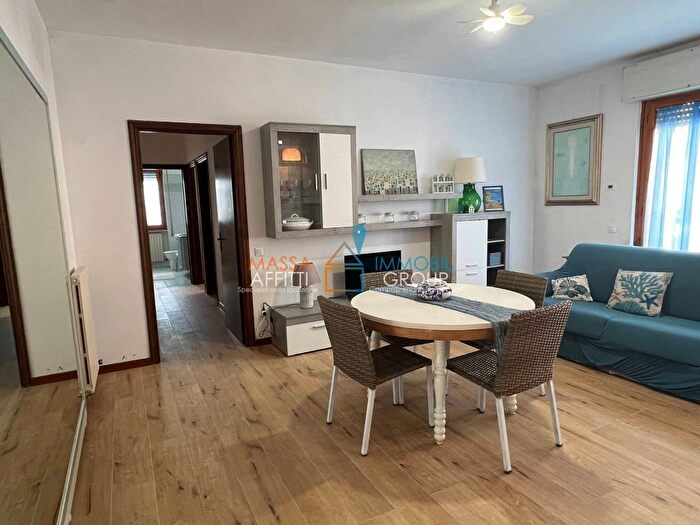 Appartamento quadrilocale in affitto in Via Pandolfino, Marina di Massa Centro, Massa