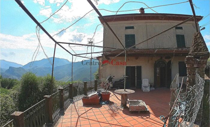 Casa con 7 locali in vendita in Bagni Di Lucca