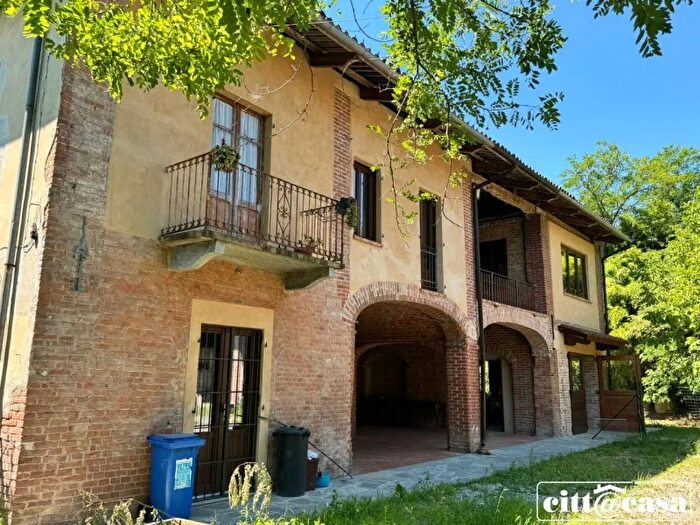 Casa con 8 locali in vendita in Brusasco