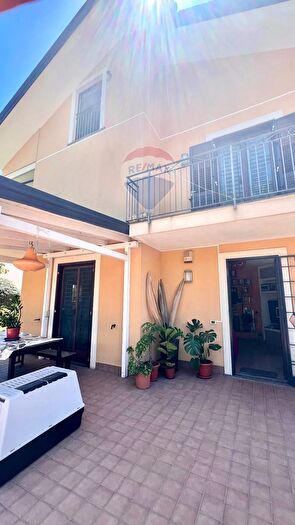 Casa con 15 locali in vendita in Via Carmelo Sciuto Patti Snc, Acireale