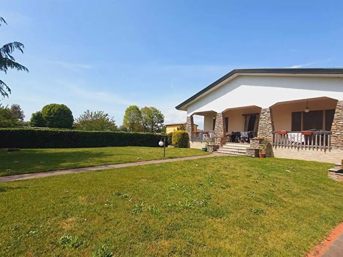 Casa con 10 locali in vendita in Via Colombini, Capannori