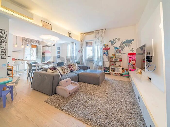 Appartamento trilocale in vendita in Via Calimno, Roma