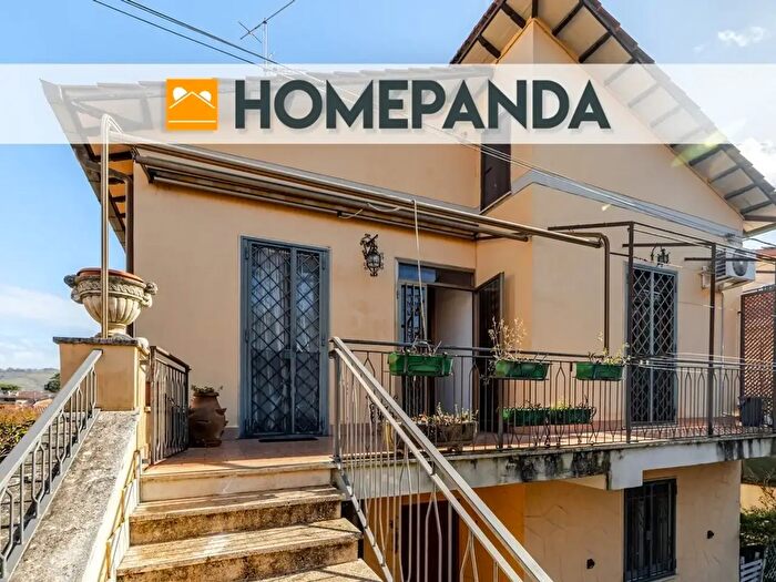 Appartamento trilocale in vendita in Via Vecchia di Marino, Grottaferrata