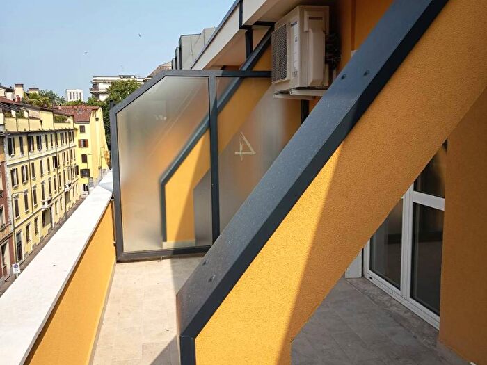 Appartamento trilocale in affitto in Via Andrea Maffei, Montenero, Milano