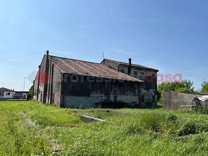 Casa con 9 locali in vendita in Trevenzuolo