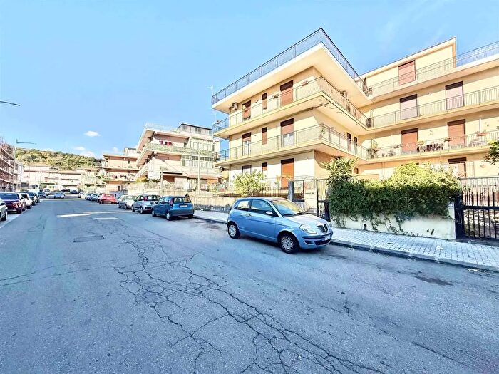 Appartamento trilocale in vendita in Via Aldo Moro, Aci Catena