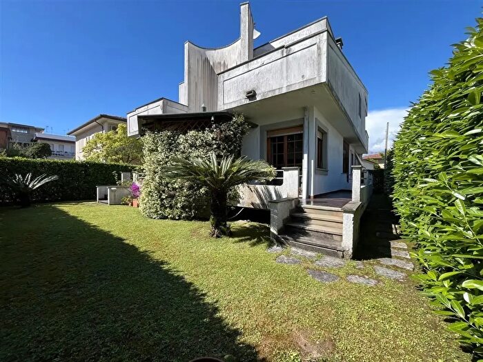 Casa con 8 locali in vendita in Massa