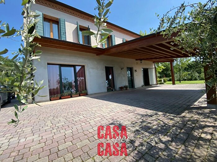 Casa con 9 locali in vendita in Via Caranzolo, Baone