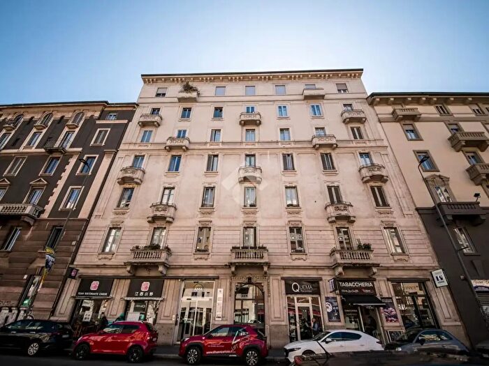 Appartamento trilocale in vendita in Via Andrea Costa, Milano