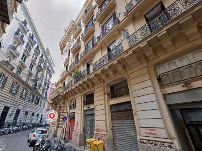 Appartamento quadrilocale in affitto in via LOGGIA DEI PISANI, Porto Municipio, Napoli