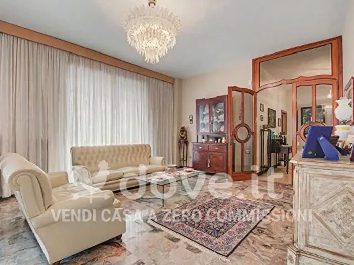 Appartamento con 6 locali in vendita in Via Mater Domini, Squinzano