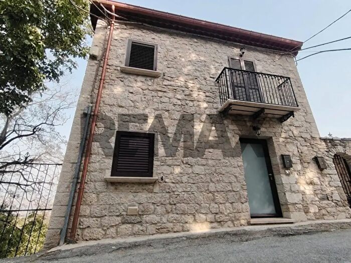 Casa trilocale in vendita in Via Portanova, Torella Del Sannio