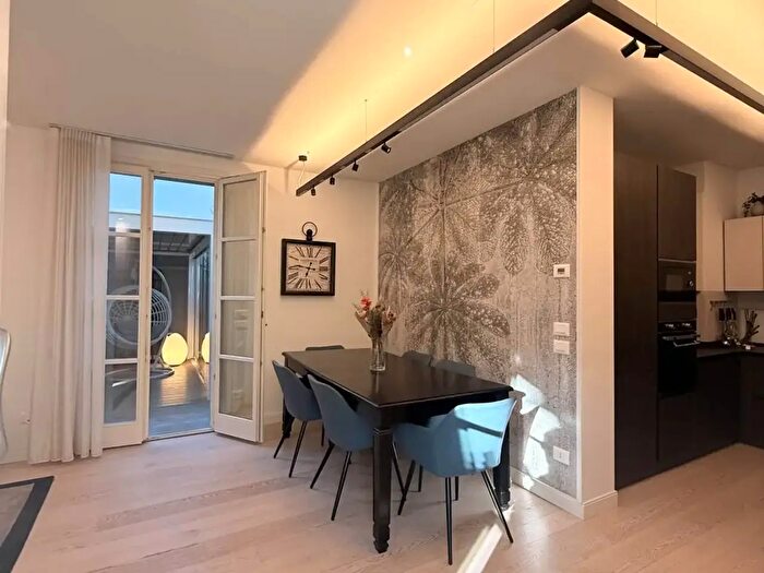 Appartamento con 5 locali in affitto in Firenze