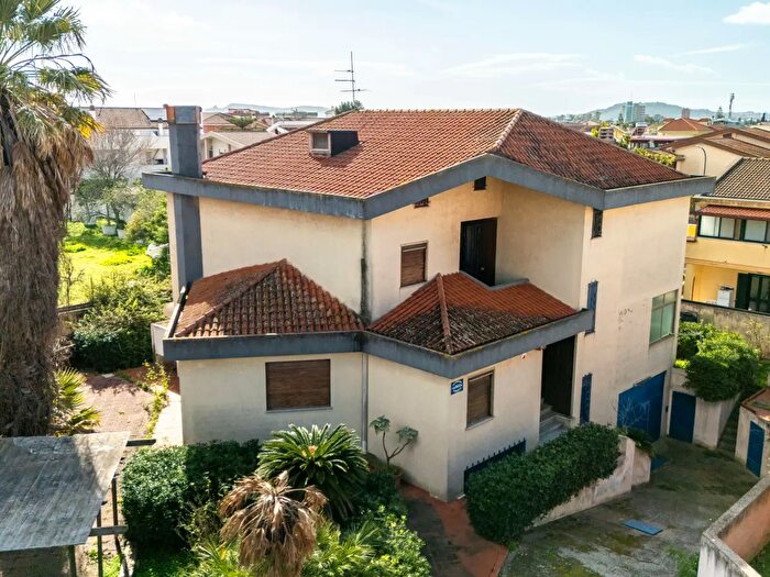 Casa con 11 locali in vendita in Via Lisbona, Selargius