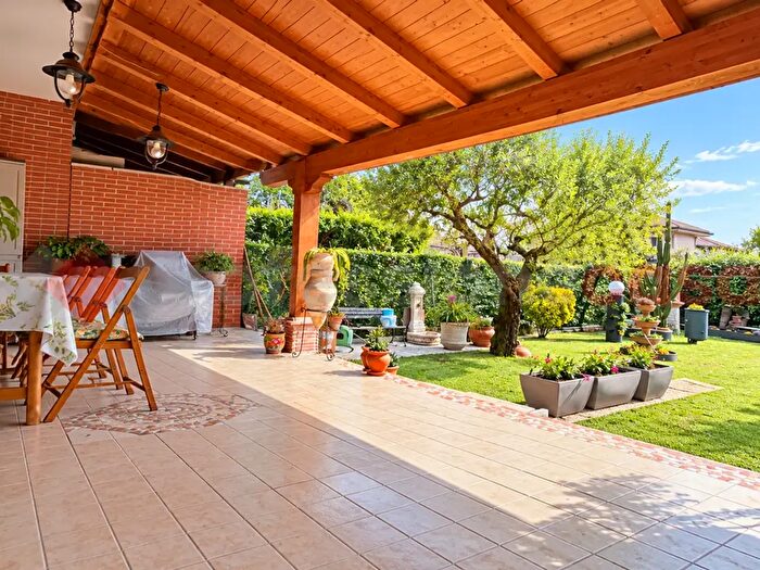 Casa con 5 locali in vendita in Viale Germania, Alatri