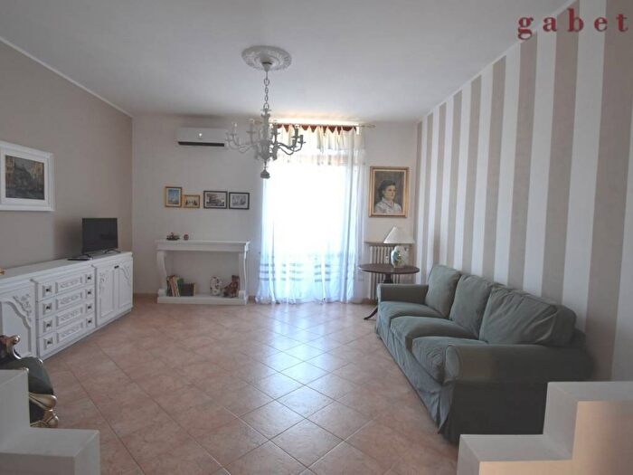 Appartamento trilocale in affitto in via dello stadio, Centro, Magenta
