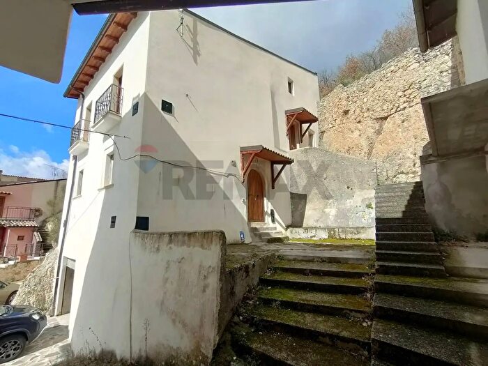 Casa quadrilocale in vendita in Acciano