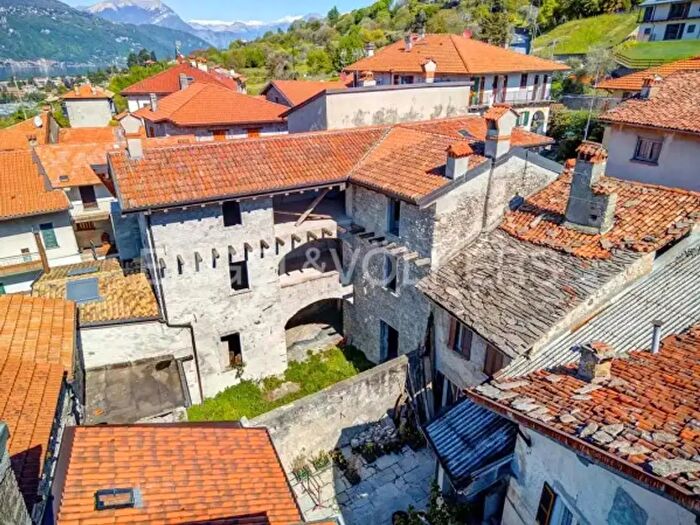 Casa con 6 locali in vendita in Contrada alla Fontana, Abbadia Lariana