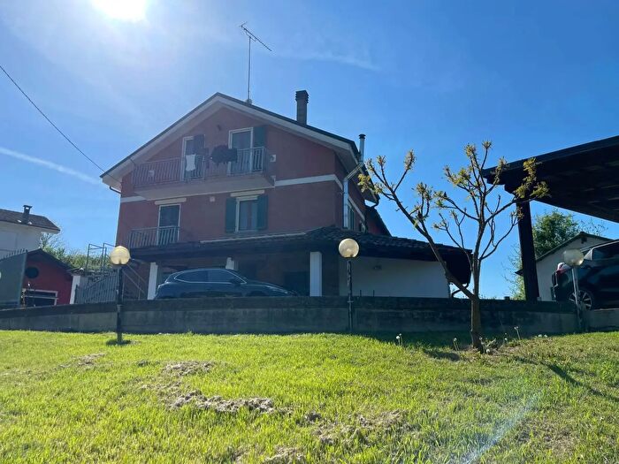 Casa con 8 locali in vendita in Calamandrana