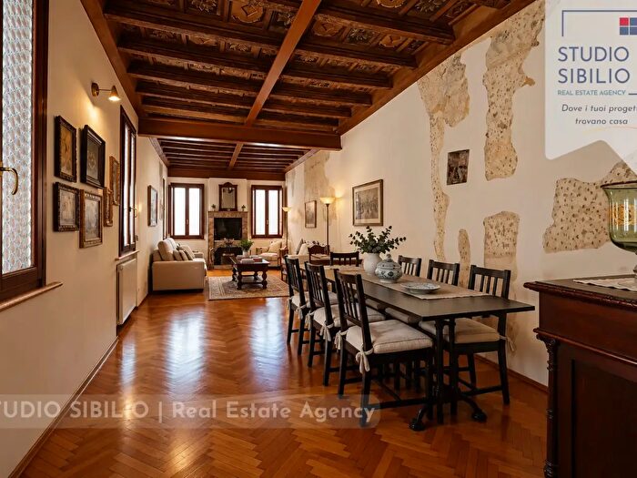 Casa con 5 locali in vendita in Mantova