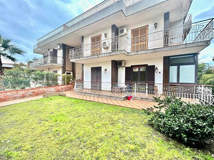 Casa con 10 locali in vendita in Via delle Quercie, Gravina Di Catania