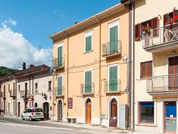 Appartamento con 6 locali in vendita in Via De Amicis, Alfedena