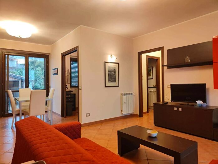 Appartamento trilocale in affitto in Largo Medusa, Aci Castello