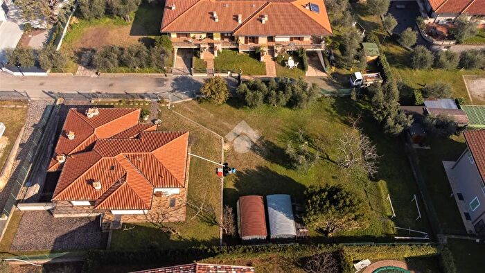 Casa con 6 locali in vendita in Via Ugo Foscolo, Puegnago Sul Garda