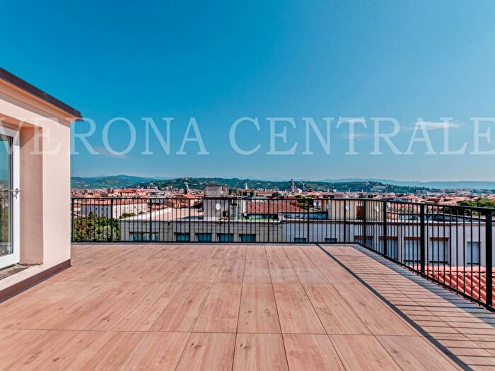 Casa quadrilocale in affitto in Via Cesare Battisti, Cittadella Porta Nuova, Verona