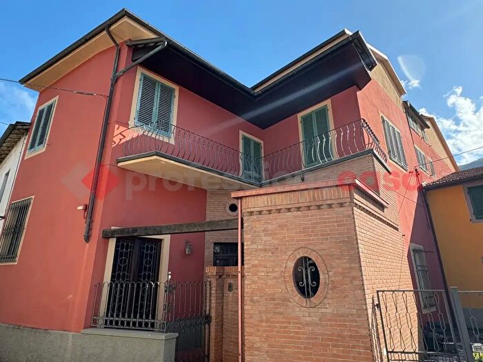 Casa con 5 locali in vendita in Via Traversa, Barga