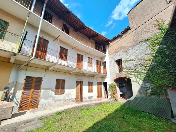 Casa con 6 locali in vendita in Via Cavour, Caravino