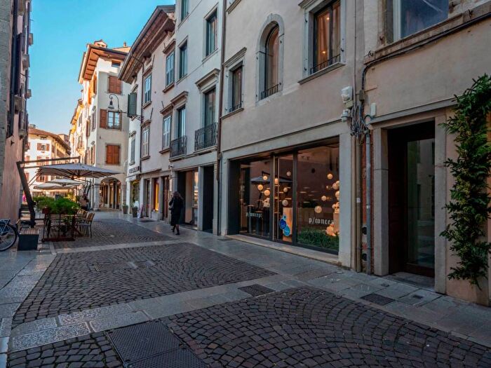 Appartamento trilocale in affitto in Via delle Erbe, Centro Storico, Udine