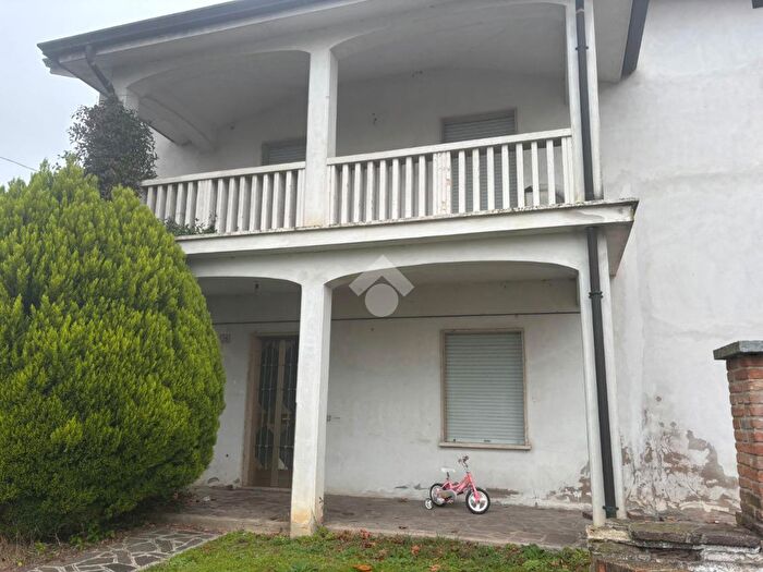 Casa con 6 locali in vendita in Via Madonnina, Villimpenta