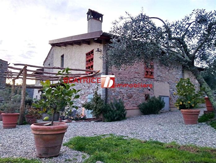 Casa con 8 locali in vendita in Via Sei Miglia, Camaiore