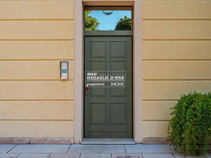 Casa con 8 locali in vendita in AdZe Via Vedriani, Modena