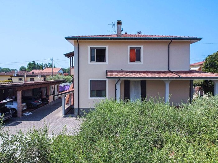 Appartamento con 5 locali in vendita in Via Ospedaletto, Mirteto, Massa