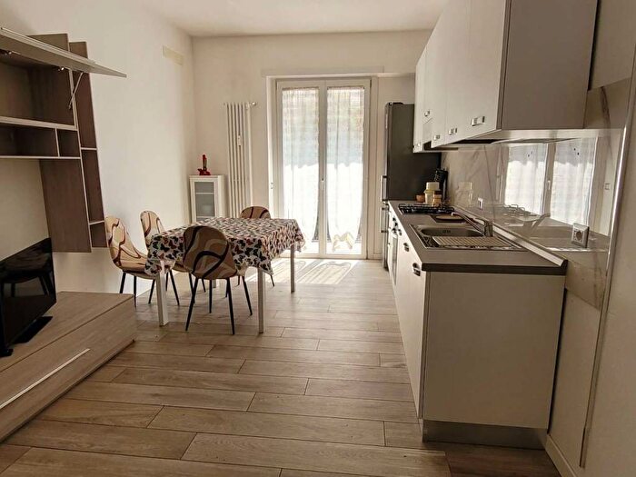 Appartamento trilocale in affitto in via Dei Biancospini, Giambellino, Milano