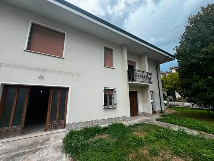 Casa con 6 locali in vendita in Via Camillo Benso di Cavour C, Suzzara