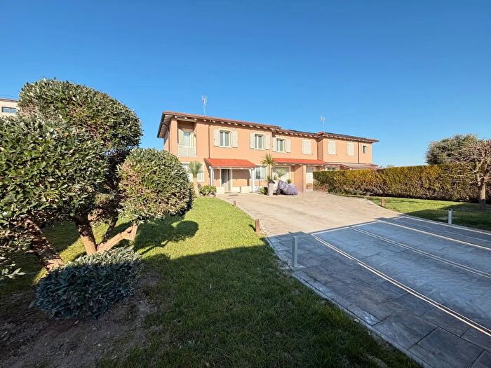 Casa con 8 locali in vendita in Via Capannaguzzo, Cesena