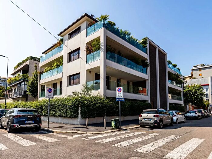 Appartamento trilocale in vendita in Via Alberto Mario, Milano