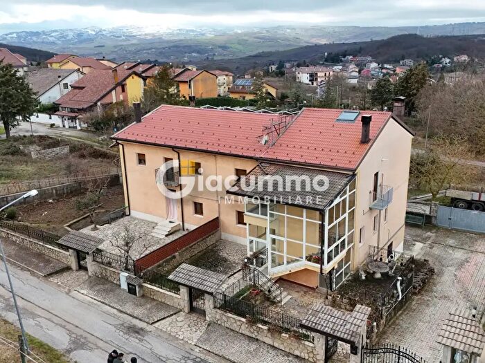 Casa con 14 locali in vendita in Via Madrd, Potenza